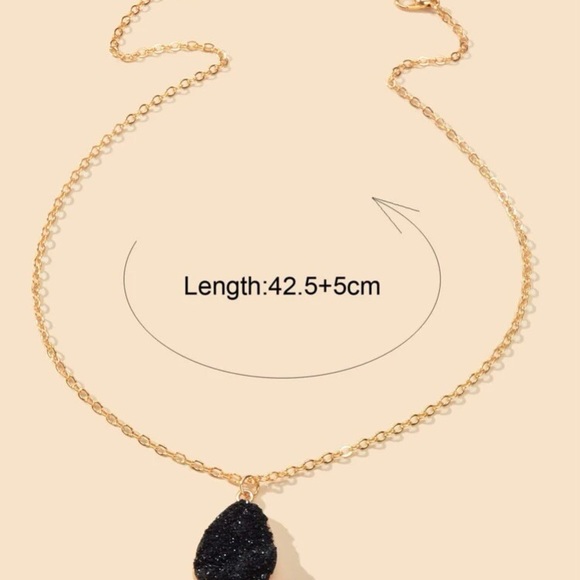 👑NEW RESIN PENDANT NECKLACE! - Picture 3 of 3